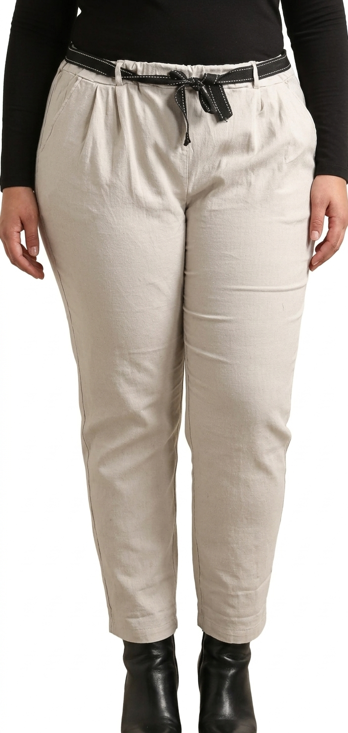 Pantalon paperbag beige en coton porté avec une ceinture nouée noire et une taille élastique froncée