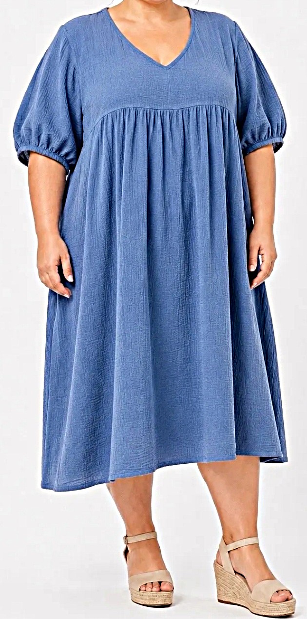 Robe femme ronde bleu jean en gaze de coton, col V et empiècement froncé sous la poitrine, longueur midi