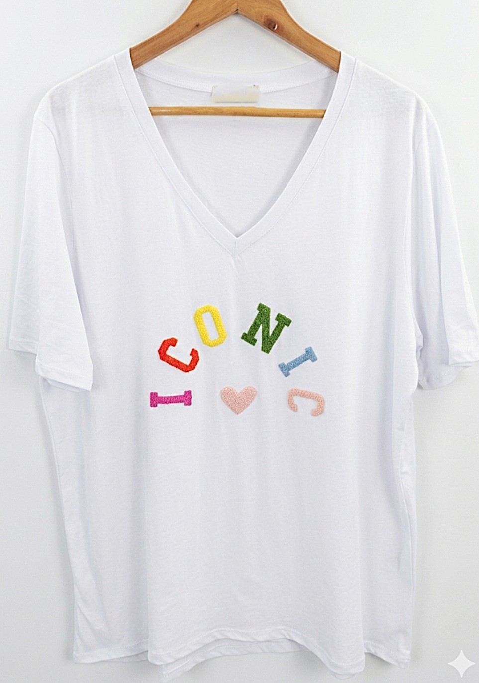 T-shirt blanc col V en coton pour femme ronde, avec inscription Iconic en lettres bouclettes multicolores